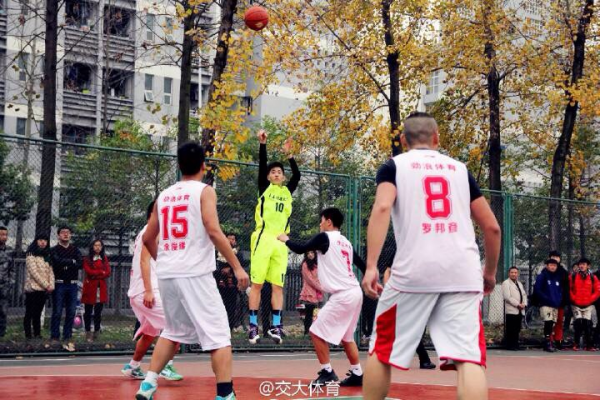 电子科大男篮勇夺省高校篮球联赛冠军