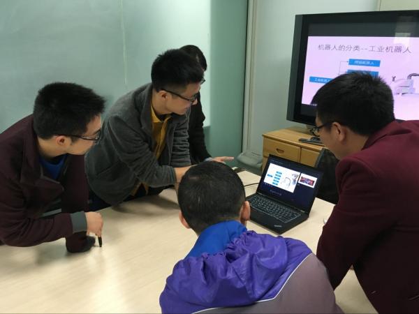 计算机学院博士生党支部走进中学科普机器人