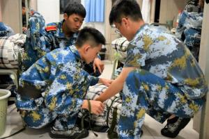 4200余名新生深夜参加军训拉练