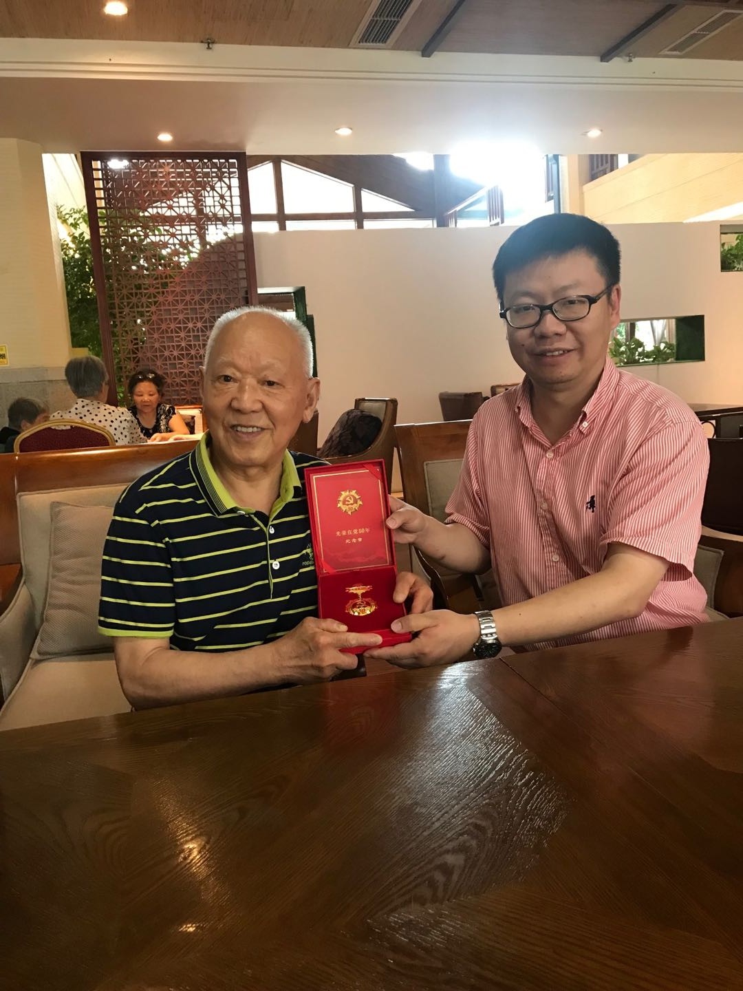 机电学院领导班子走访慰问老党员