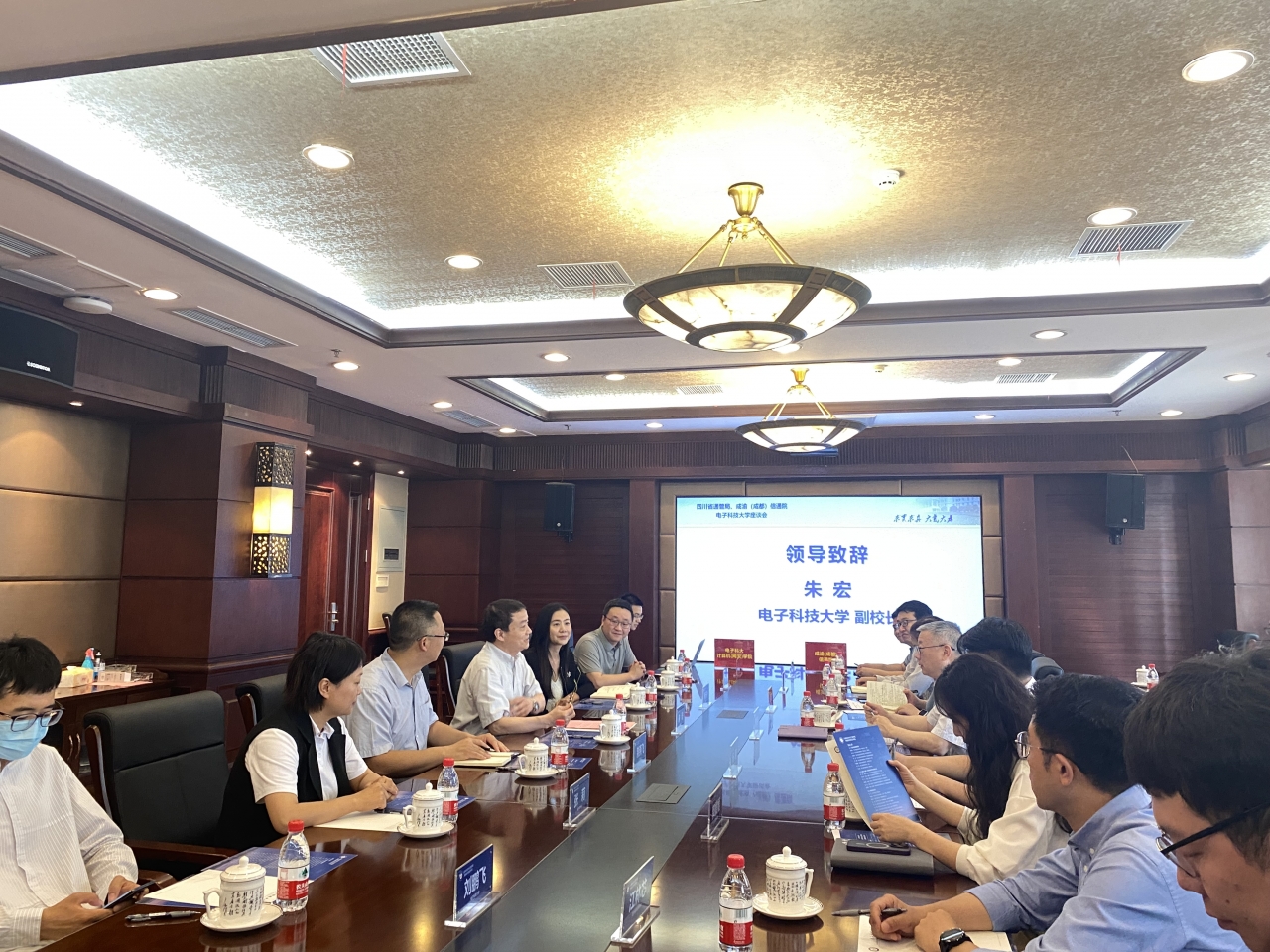 四川省通信管理局、成渝（成都）信通院来校访问洽谈并签署合作意向书