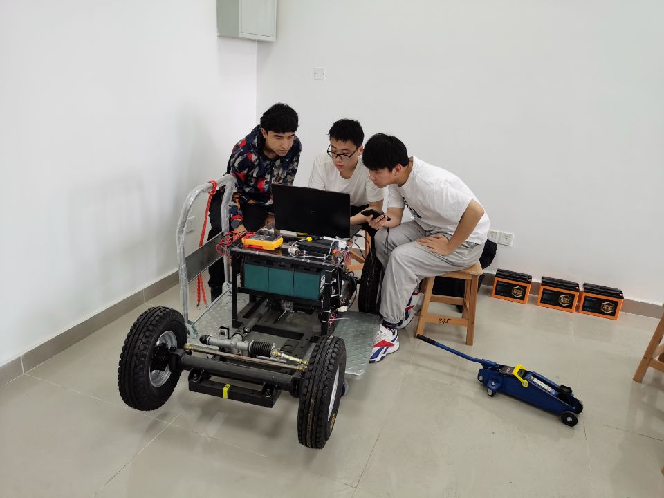 基于项目的挑战性课:无人驾驶电动车1.jpg 2e71cbfa0cd460e2d4ea58d27d9e0735.jpg