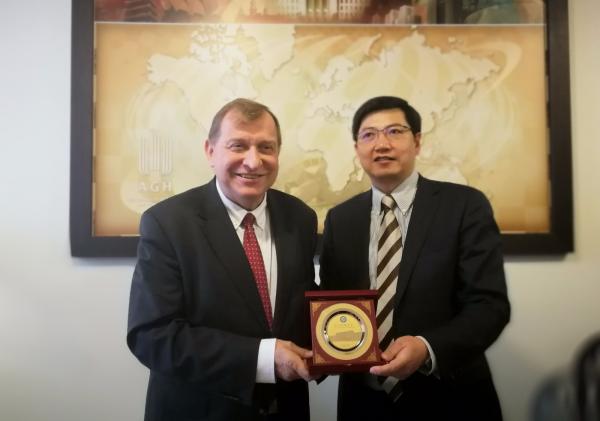 和克拉科夫理工大学副校长合影.jpg 2ed80dc09737eca1844b630e3fbda93a.jpg