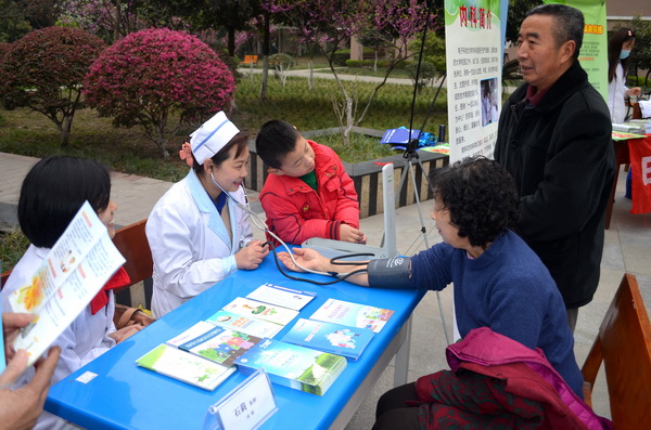 学校把关爱送到教师社区