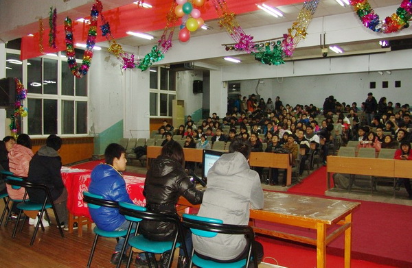 会堂坐满想了解电子科大的同学们.jpg 2f403135ca0c8b869f59ff07e86b1862.jpg