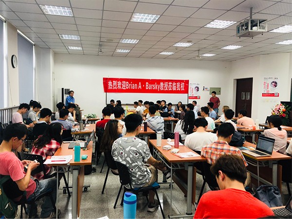 经管学院成功开展“顶级名校系主任大学行”讲座