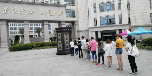 央视《朗读者》线下活动“朗读亭”走进成电