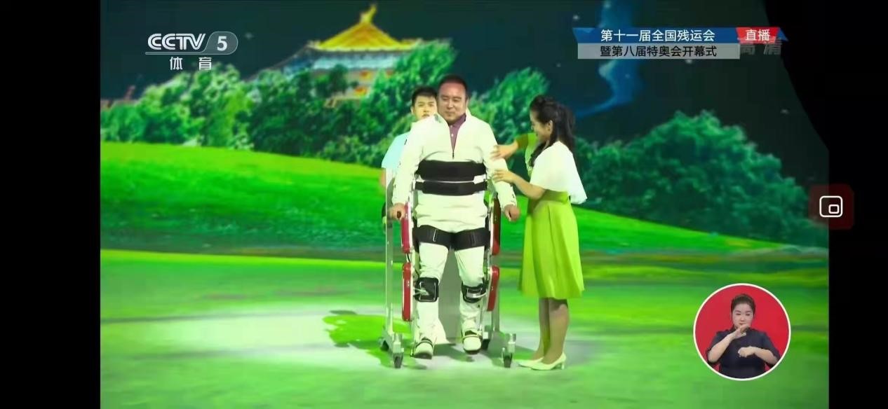 图3:电子科技大学研发的截瘫助行外骨骼在第十一届残运会开幕式亮相.jpg 2fdfe4065c72b303af18c845188dd91f_bbd59.j