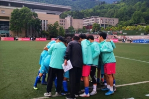 我校高水平足球队“贡嘎杯”首战大捷