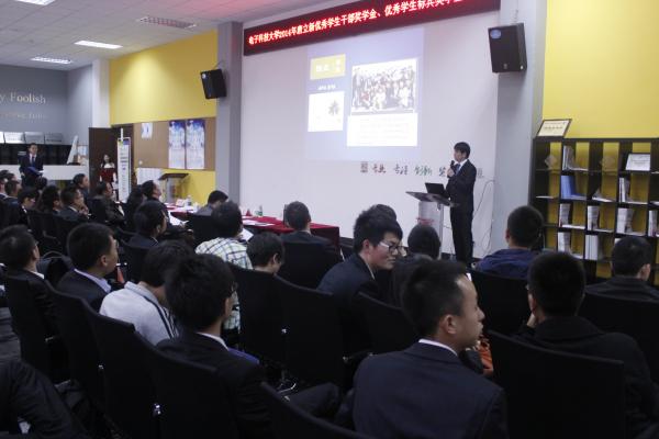 学校举行唐立新优秀学生干部、优秀学生标兵奖学金答辩评审