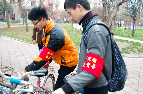 学校开展志愿者公益系列活动