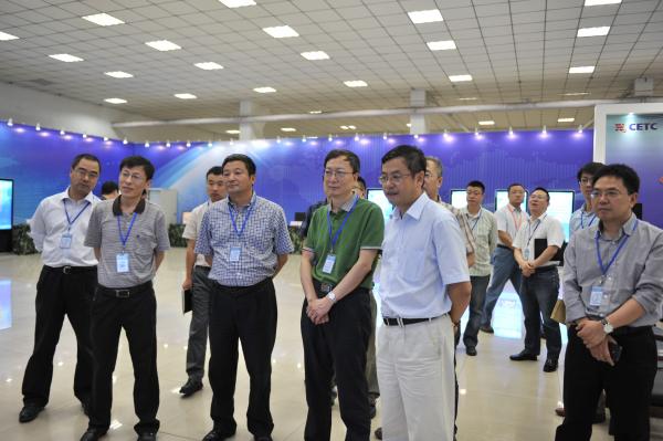 学校赴中电第三十研究所洽谈科技合作