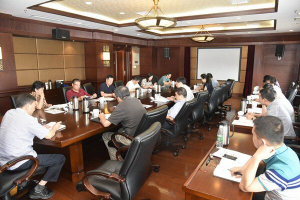 学校召开新学期领导班子碰头会