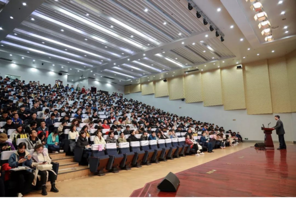 姜春良少将做客成电讲坛解读国庆大阅兵