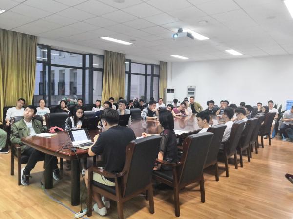 信通学院举办“如何使用LaTeX进行学术论文写作”讲座