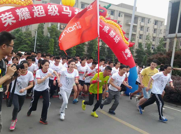 荣耀超级马拉松引导学子“走下网络、走出宿舍、走向操场”