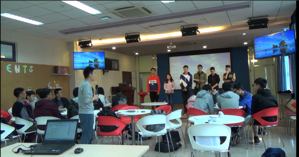 俞博老师在课堂指导学生进行演讲后反思.png 俞博老师在课堂指导学生进行演讲后反思.png