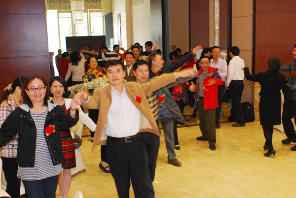 23对教职工夫妇携手庆祝“银婚”