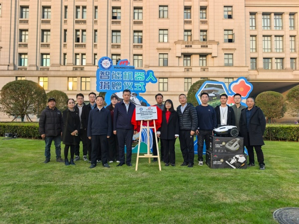 校友企业库犸科技向我校捐赠智能割草机器人