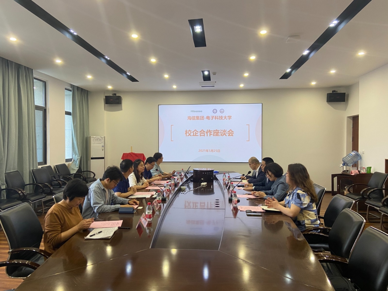 光电学院与海信集团举行校企合作座谈会暨签约揭牌仪式