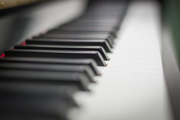 钢琴.jpeg 钢琴.jpeg