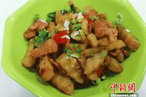 中新社官微:这所大学6天吃掉11.5吨土豆 背后原因好暖……