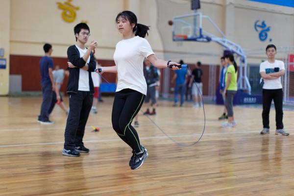 我校举行首届学生趣味运动会
