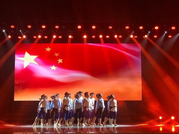 学校举行“党旗飘扬”文艺晚会庆祝十九大胜利召开