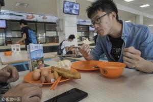 Chinadaily:Students with higher GPAs tend to eat breakfast more often