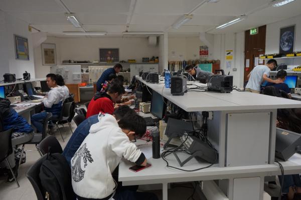 同学们在学习传感器相关知识.JPG 36a3c918bf413a85369b954a4314751c.jpg