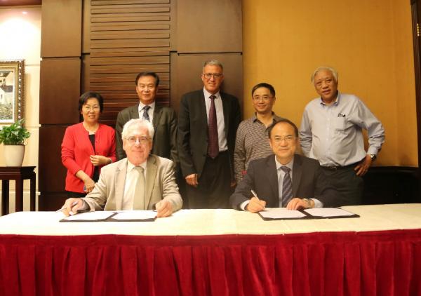 电子科大与巴黎第十二大学签署合作协议