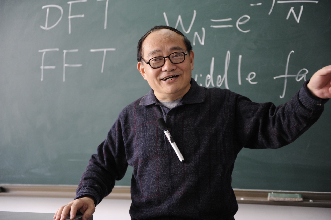 讲课.JPG 讲课.JPG