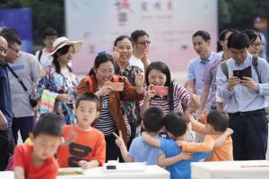 “粽”情成电  快乐六一：学校举行六一亲子活动