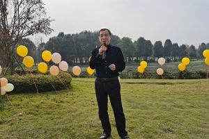 学校举办银婚庆典 定格夫妻携手25载温情瞬间