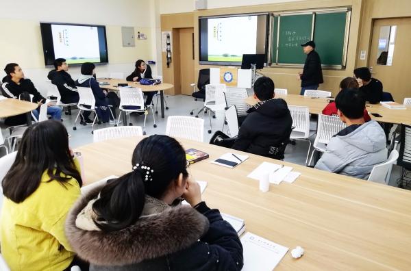 王晓川 副教授结合国学讲解管理学 (4).jpg 王晓川 副教授结合国学讲解管理学 (4).jpg