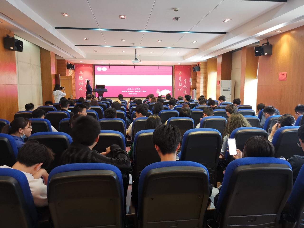 校医院医生走进外国语学院开展急救培训