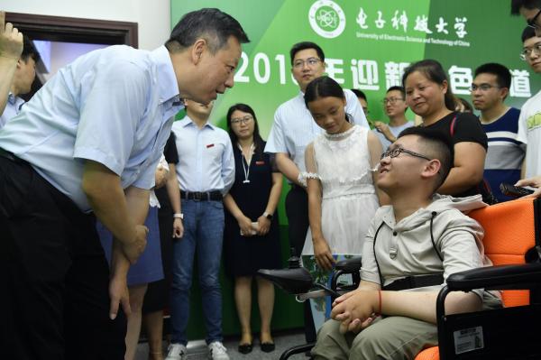 【迎新】“轮椅少年”袁好男来校报到 学校周到安排解其后顾之忧