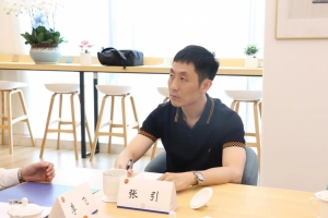 【在成电  创未来】张引：与学生携手前行