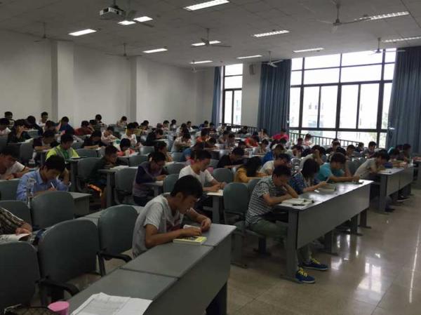 2015级新生开始早自习“第一课”