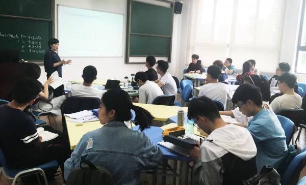 程婷教授 上课.JPG 程婷教授 上课.JPG