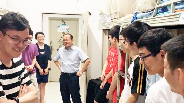 校长视察学生宿舍  (16).JPG