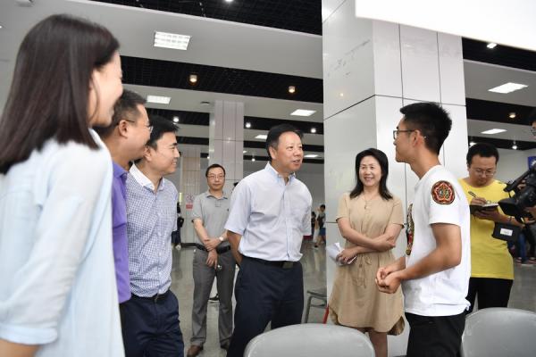 【迎新】校领导看望2017级新生