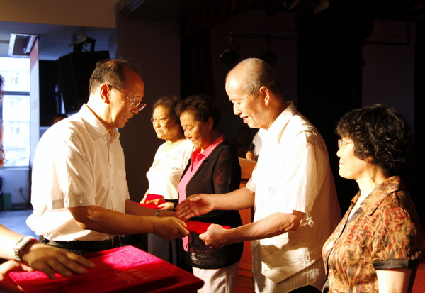 离退休党委表彰2012-2014年度先进党支部和优秀共产党员