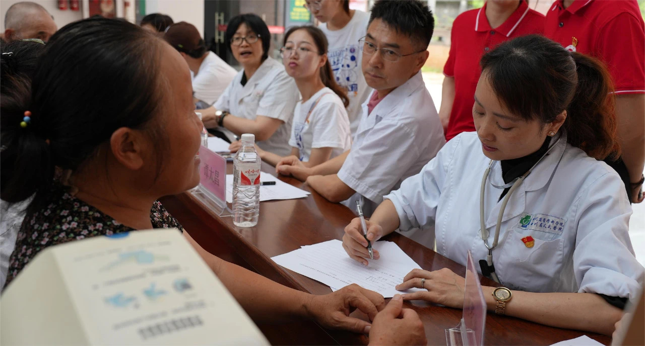 四川省人民医院医疗专家组深入社区开展爱心义诊2.JPG 3d3293a832326dac48d08a08162f142c_f9305.j