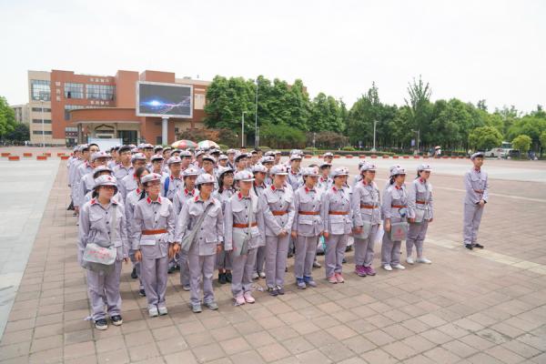 图7:86名师生代表冲走长征路.jpg 图7:86名师生代表冲走长征路.jpg