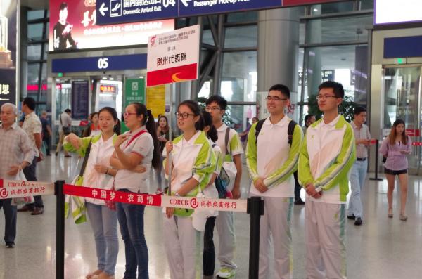 成电志愿者温情服务残运会