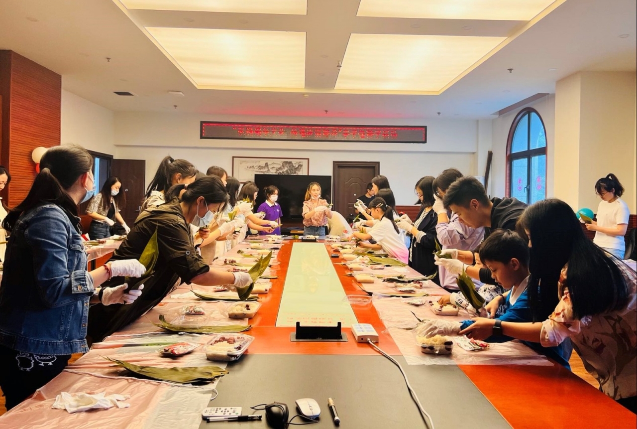 自动化学院组织开展“弘扬端午文化 传递浓情粽香“亲子包粽子活动