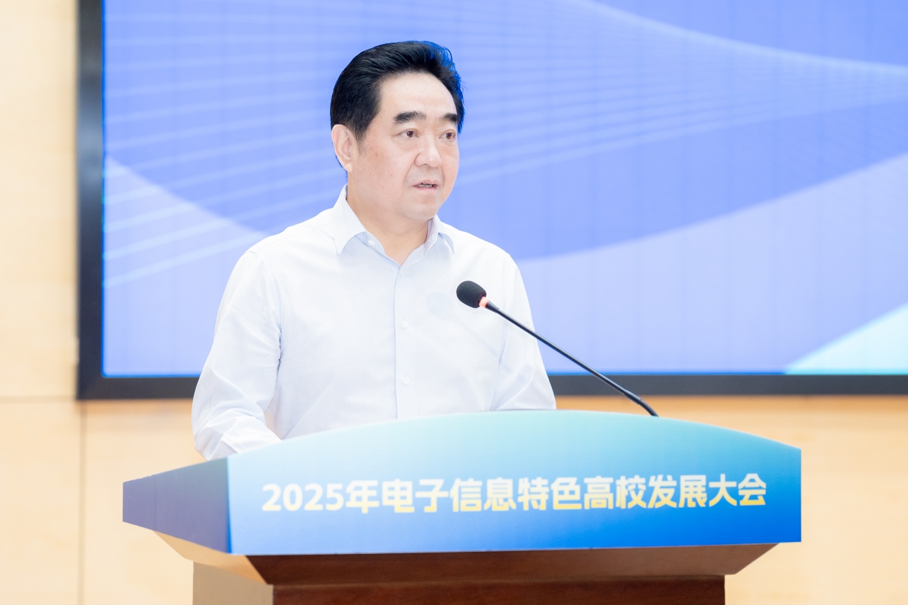 4-江苏省人大常委会副主任、党组副书记张爱军致辞.jpg 4-江苏省人大常委会副主任、党组副书记张爱军致辞.jpg