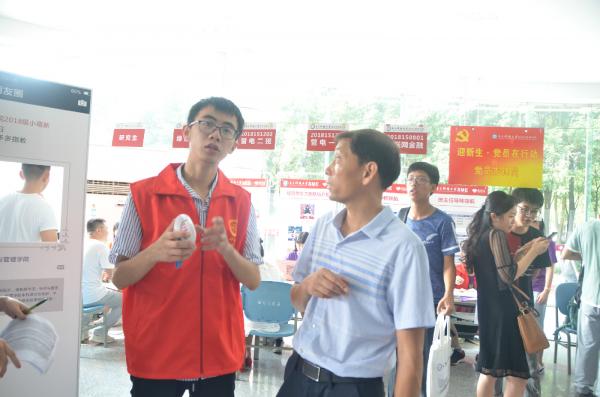 党员同学向家长介绍学校.JPG 党员同学向家长介绍学校.JPG