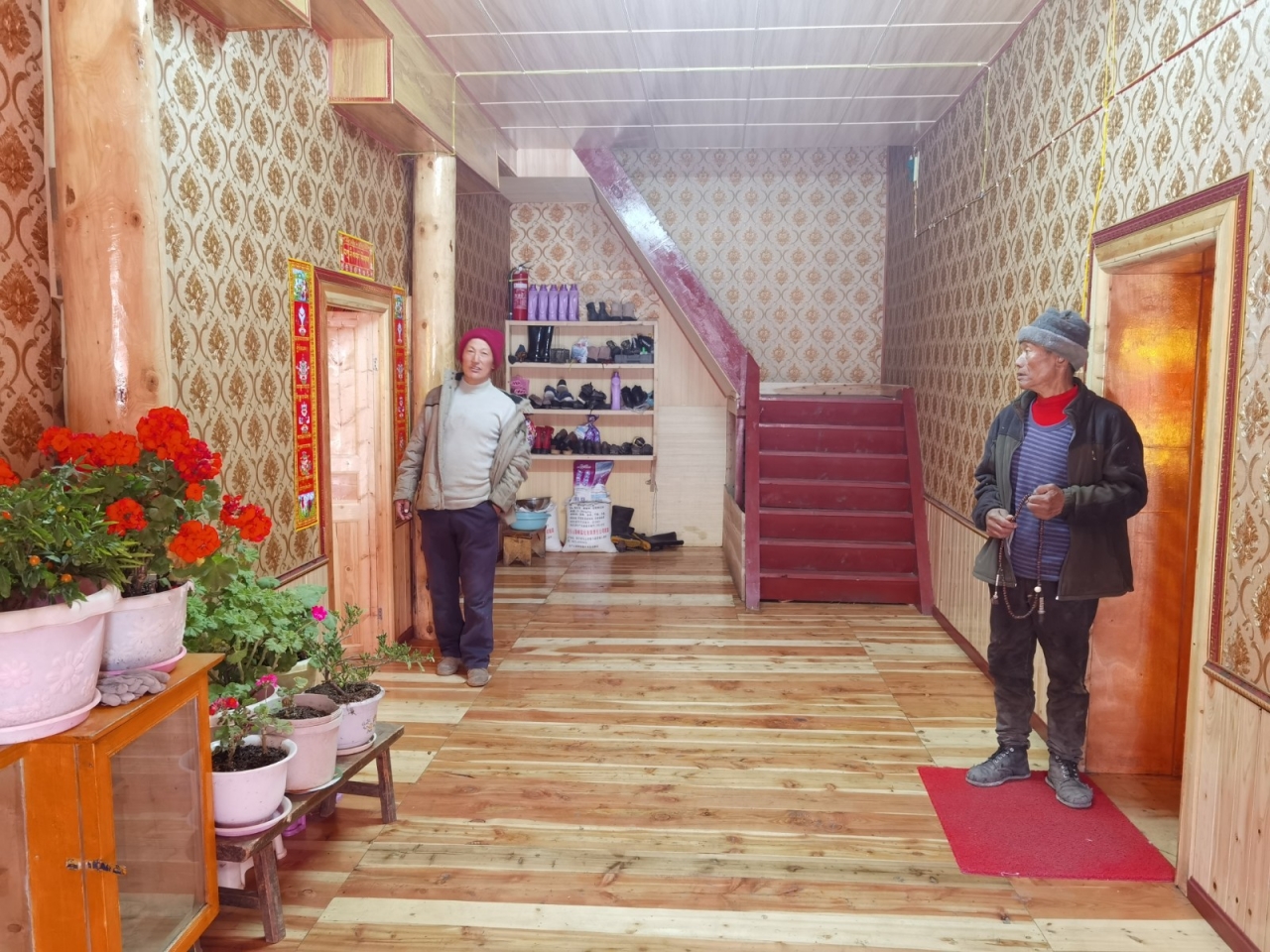 【扶贫在行动】扶贫干部推动日泽村建好“特色村寨” 美了乡村富了村民